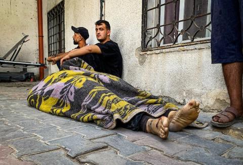 يحمل فلسطينيون جثتي شخصين إلى مستشفى الشفاء في مدينة غزة في 29 سبتمبر/أيلول 2026، عقب غارة إسرائيلية على مخيم حلاوة في جباليا.صورة: أحمد الشوا
