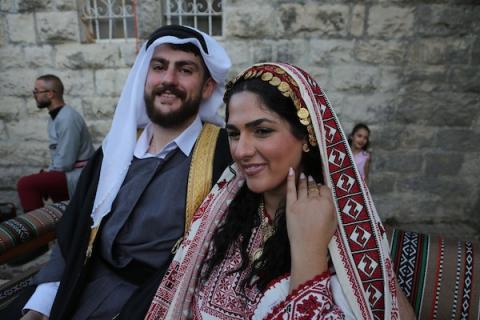 فلسطينيون يؤدون رقصة الدبكة خلال حفل زفاف في بلدة بيرزيت شمال رام الله بالضفة الغربية، في 10 سبتمبر/أيلول 2026، ضمن احتفال تخللته أغانٍ وفقرات من التراث الشعبي الفلسطيني. تصوير: محمد ناصر.