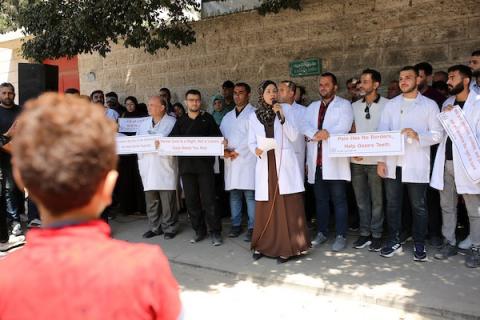 يشارك أطباء فلسطينيون في احتجاج دعت إليه لجنة طب الأسنان في قطاع غزة أمام مقر الصليب الأحمر بمدينة غزة في 15 سبتمبر/أيلول 2026.صورة: محمد صالحة