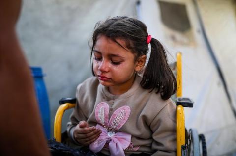 الطفلة الفلسطينية ليان زكريا عسلية (7 أعوام) داخل خيمة على سطح مدرسة تؤوي نازحين في مدينة غزة، في 28 سبتمبر/أيلول 2026. أصيبت ليان بشلل جزئي إثر إصابتها بشظايا خلال غارة إسرائيلية على جباليا في أكتوبر/تشرين الأول 2024 .  (صورة: بلال أسامة)