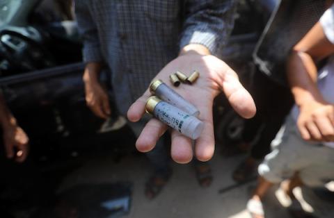 يتفقد فلسطينيون موقع غارات جوية وإطلاق نار إسرائيلي غرب مدينة غزة في الأول من سبتمبر/أيلول 2026. (صورة: بلال أسامة)