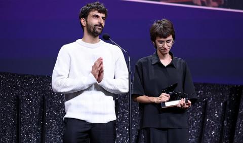 المخرجان الإسرائيليان للفيلم أثناء تسلمهما جائزة لجنة التحكيم الخاصة (Gettyimages).jpg