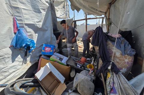 يتفقد فلسطينيون موقع غارة إسرائيلية استهدفت خيمة تؤوي نازحين في منطقة المواصي بمحافظة خان يونس، جنوب قطاع غزة، في 14 سبتمبر/أيلول 2026. (صورة: طارق محمد)