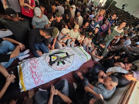 ودّع المشيّعون محمد اليازوري، قائد لواء خان يونس في كتائب عز الدين القسام، خلال جنازته في جنوب قطاع غزة في 11 سبتمبر/أيلول 2026. صورة: طارق محمد