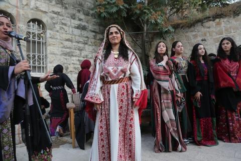 فلسطينيون يؤدون رقصة الدبكة خلال حفل زفاف في بلدة بيرزيت شمال رام الله بالضفة الغربية، في 10 سبتمبر/أيلول 2026، ضمن احتفال تخللته أغانٍ وفقرات من التراث الشعبي الفلسطيني.  تصوير: محمد ناصر