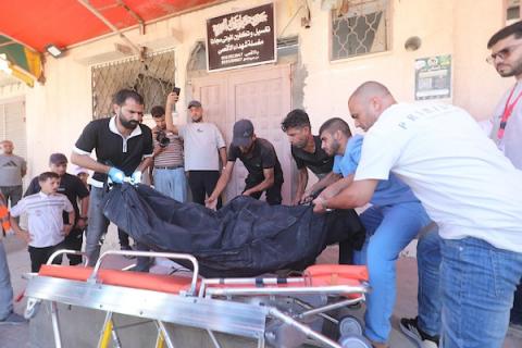 مسعفون فلسطينيون ينقلون جثمان مواطن إلى مستشفى شهداء الأقصى بعد استشهاده في غارة جوية إسرائيلية استهدفت مركبة في دير البلح، وسط قطاع غزة، في 24 سبتمبر/أيلول 2026.  (صورة: معز صالحي)