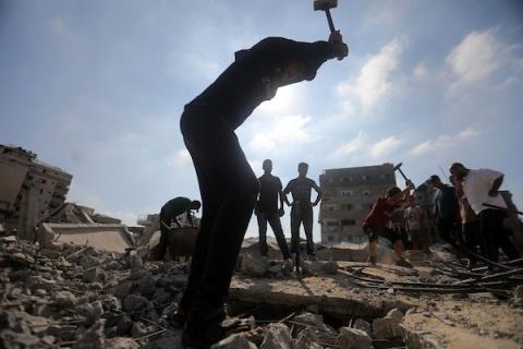 عمال فلسطينيون يزيلون أنقاض منزل دُمر في غارة إسرائيلية خلال الحرب في حي الرمال بمدينة غزة، في 14 سبتمبر/أيلول 2026. تصوير: بلال أسامة.