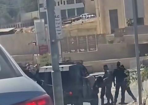 قوات الاحتلال تعتقل شابًا قرب حاجز قلنديا شمالي القدس المحتلة..jpg