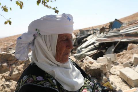 يتفقد فلسطينيون الأضرار الناجمة عن هدم  القوات الإسرائيلية عدداً من المنازل في قرية جنبا بمحافظة مسافر يطا، جنوب الخليل، في 23 سبتمبر/أيلول 2026. (صورة: مأمون وزواز)