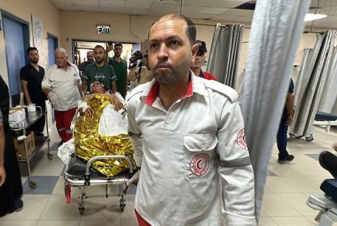 نقل مسعفون طفلين مصابين إلى قسم الطوارئ في مجمع ناصر الطبي بخان يونس، جنوب قطاع غزة، في 12 سبتمبر/أيلول 2026.صورة: طارق محمد
