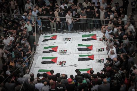 فلسطينيون يشاركون في جنازة عشرة من أفراد عائلة الثوابتة في مخيم البريج للاجئين وسط قطاع غزة، في 29 سبتمبر/أيلول 2026، بعد انتشال جثامينهم.(صورة: معز صالحي)
