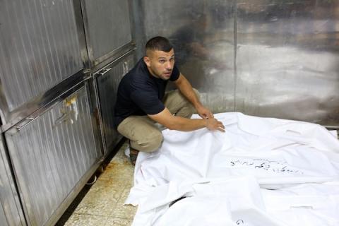 نُقلت جثث فلسطينيين، بينهم أطفال، لقوا حتفهم إثر انهيار مبنى سكني إلى مشرحة مستشفى الشفاء في مدينة غزة في 16 سبتمبر/أيلول 2026. (صورة: محمد صالحة)