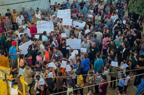 فلسطينيون يشاركون في مظاهرة على ساحل مواصي خان يونس، جنوب قطاع غزة، في 29 سبتمبر/أيلول 2026. (صورة: طارق محمد)