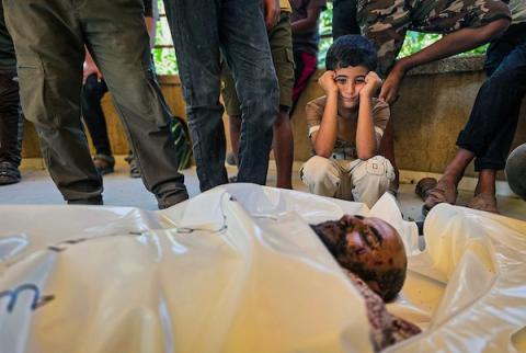 ودّع الفلسطينيون جثمان موسى أبو معروف، الذي استشهد في غارة جوية إسرائيلية بطائرة مسيرة في خان يونس، جنوب قطاع غزة، في 21 سبتمبر/أيلول 2026.  (صورة: طارق محمد)