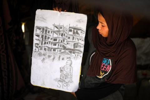 رغد حداد، فتاة فلسطينية تبلغ من العمر 16 عامًا، ترسم داخل خيمة للنازحين في حي الشيخ رضوان بمدينة غزة في 23 سبتمبر/أيلول 2026. تصوير: بلال أسامة