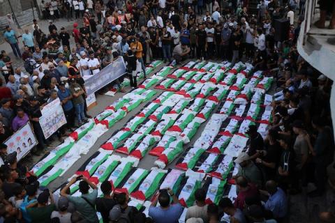 فلسطينيون يشيّعون في حي الزيتون بمدينة غزة، 6 سبتمبر/أيلول 2026، رفات وجثامين نحو 100 من ذويهم، بينهم عشرات الأطفال، بعدما انتشلتها طواقم الدفاع المدني خلال الأيام الماضية