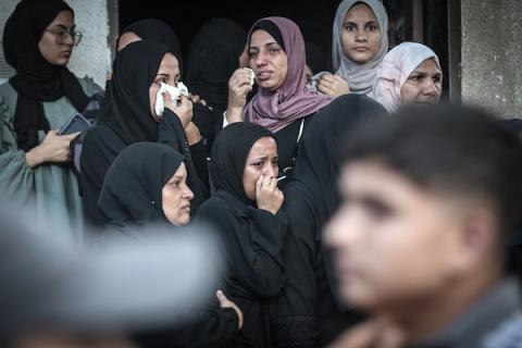 فلسطينيون يشاركون في جنازة عشرة من أفراد عائلة الثوابتة في مخيم البريج للاجئين وسط قطاع غزة، في 29 سبتمبر/أيلول 2026، بعد انتشال جثامينهم.(صورة: معز صالحي)