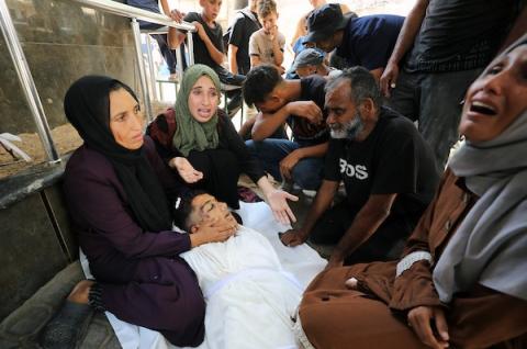 ودّع فلسطينيون جثمان المراهق إسماعيل الهرش في مستشفى الشفاء بمدينة غزة ، في 2 سبتمبر/أيلول 2026. (صورة: بلال أسامة)