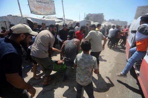 إجلاء عدد من الجرحى من موقع غارة إسرائيلية استهدفت خيمة تأوي نازحين في وسط مدينة غزة، قطاع غزة، في 14 سبتمبر/أيلول 2026. (صورة: بلال أسامة)