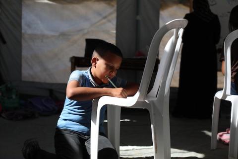 يحضر طلاب فلسطينيون درساً داخل خيمة في مخيم البريج بوسط قطاع غزة في 26 سبتمبر/أيلول 2026.صورة: حسن الجدي