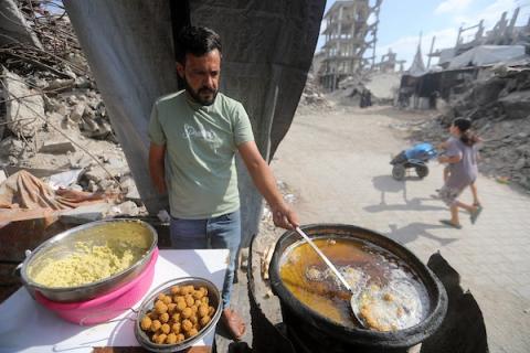 محمد صبح، 31 عامًا، يعمل في محل فلافل أعاد ترميمه في جباليا شمال قطاع غزة، بعدما دُمّر محل والده خلال الحرب. فقد محمد عينه اليمنى ويده اليمنى إثر غارة إسرائيلية استهدفت منزله وعائلته في 11 نوفمبر/تشرين الثاني 2023.تصوير: بلال أسامة