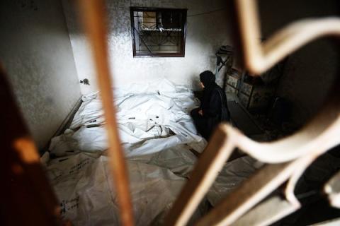 طواقم الدفاع المدني تنتشل رفات فلسطينيين من تحت أنقاض منزل عائلة عطا الله في منطقة اليرموك بمدينة غزة، في 26 سبتمبر/أيلول 2026. تصوير: بلال أسامة.