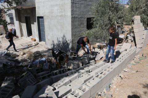 فلسطينيون يتفقدون منزلهم المدمر وأشجار الزيتون المحيطة به في قرية بورين، بالقرب من مدينة نابلس بالضفة الغربية، في 16 سبتمبر، 2026، بعد هجوم شنه مستوطنون. تصوير محمد ناصر