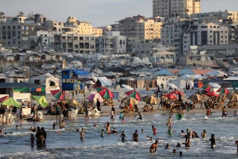 يقضي الفلسطينيون النازحون أوقاتهم على شاطئ مدينة غزة، قطاع غزة، في 7 سبتمبر/أيلول 2026. صورة: بلال أسامة
