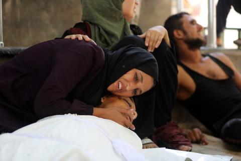 ودّع فلسطينيون جثمان المراهق إسماعيل الهرش في مستشفى الشفاء بمدينة غزة بعد استشهاده بنيران الجيش الإسرائيلي في شارع الهوجا شرق جباليا شمال قطاع غزة، في 2 سبتمبر/أيلول 2026. (صورة: بلال أسامة)