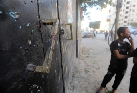 تجمّع فلسطينيون في موقع غارة جوية إسرائيلية استهدفت مجموعة من الأشخاص في شارع الثورة بمدينة غزة، في 3 سبتمبر/أيلول 2026. (صورة: بلال أسامة)