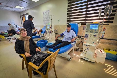 يتلقى مرضى الكلى الفلسطينيون جلسات غسيل الكلى في مجمع ناصر الطبي بخان يونس، جنوب قطاع غزة، في 24 سبتمبر/أيلول 2026. (صورة: طارق محمد)