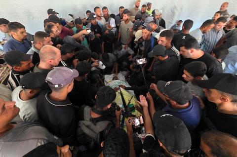 حضر المشيعون جنازة نائل أبو عبيد، قائد لواء رفح التابع لكتائب عز الدين القسام، في مجمع ناصر الطبي بخان يونس، جنوب قطاع غزة، في 16 سبتمبر/أيلول 2026. (صورة: طارق)