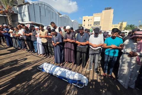 ودّع المشيّعون الطفل الفلسطيني عبيدة شيخ العيد، البالغ من العمر 10 سنوات، في مجمع ناصر الطبي في خان يونس، جنوب قطاع غزة، في 9 سبتمبر/أيلول. (صورة: طارق محمد)