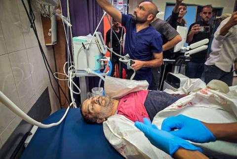نقل مسعفون فلسطينيون خمسة جرحى، بينهم جريح في حالة حرجة، إلى مجمع ناصر الطبي في خان يونس، جنوب قطاع غزة، في 24 سبتمبر/أيلول 2026، بعد إصابتهم في غارة جوية إسرائيلية. (صورة: طارق محمد )