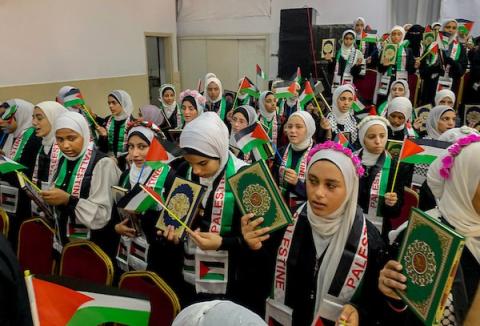 حضر فلسطينيون حفل تكريم 85 من حافظي القرآن الكريم، رجالاً ونساءً، ضمن مجموعة "جيل الوحي القرآني" في مدينة غزة بتاريخ 22 سبتمبر/أيلول 2026. (صورة: محمد صالحة)