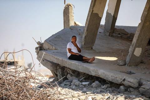 فلسطينيون نازحون يمارسون أنشطتهم اليومية داخل خيام نُصبت قرب منازلهم المدمرة في حي الزيتون، جنوب مدينة غزة، في 28 سبتمبر/أيلول 2026، وسط دمار واسع ونقص في السكن والخدمات الأساسية.  (صورة: بلال أسامة)