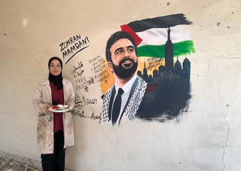 الفنانة الفلسطينية أسيل نسمان ترسم عملًا فنيًا على أنقاض منازل مدمرة في قطاع غزة، في 24 سبتمبر/أيلول 2026، وتهدي أحد أعمالها إلى عمدة نيويورك زهران ممداني. (صورة: محمد صالحة)