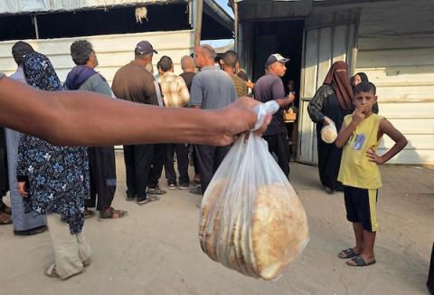 اصطف فلسطينيون أمام نقطة توزيع خبز في خان يونس، جنوب قطاع غزة، في 8 سبتمبر/أيلول 2026.صورة: طارق محمد