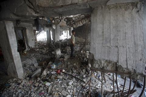 فلسطينيون يقيمون داخل أبراج الكرامة المتضررة وفي خيام مجاورة لها شمال قطاع غزة، في 17 سبتمبر/أيلول 2026، وسط مخاوف من انهيار المباني وصعوبة تأمين مساكن بديلة للعائلات والنازحين.  (تصوير: بلال أسامة)