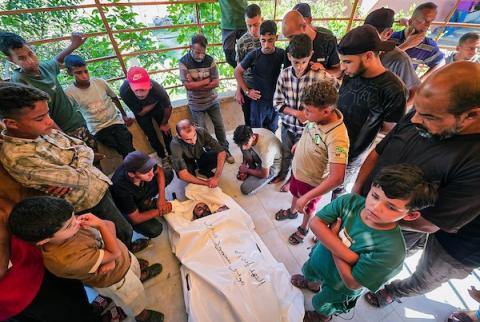 ودّع الفلسطينيون جثمان موسى أبو معروف، الذي قُتل في غارة جوية إسرائيلية بطائرة مسيرة في خان يونس، جنوب قطاع غزة، في 21 سبتمبر/أيلول 2026. صورة: طارق محمد