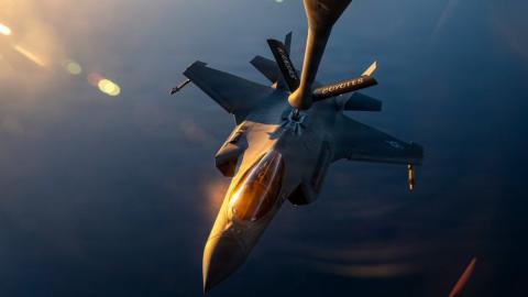 مقاتلة من طراز F-35 خلال تزودها بالوقود أثناء دورية روتينية فوق المياه الإقليمية في الشرق الأوسط. (لقيادة المركزية الاميركية).jpeg
