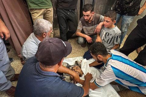 ودّع المشيّعون جثمان مواطن فلسطيني في مستشفى شهداء الأقصى بدير البلح، وسط قطاع غزة، في 23 سبتمبر/أيلول 2026. (صورة: أحمد إبراهيم)