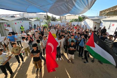 طلبة فلسطينيون يباشرون عامهم الدراسي الجديد داخل خيام وفصول مؤقتة مصنوعة من الصفيح في خان يونس جنوب قطاع غزة، في 19 أيلول/ سبتمبر 2026، وسط أضرار واسعة لحقت بالمدارس ونقص حاد في المرافق التعليمية.  (تصوير: طارق محمد)