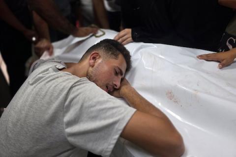 فلسطينيون يحملون جثمان الشهيد محمد ناصر سليمان البيوك داخل مجمع ناصر الطبي في خان يونس، جنوب قطاع غزة، في 17 سبتمبر/أيلول 2026، فيما يودعه ذووه بعد استشهاده في غارة إسرائيلية استهدفت منطقة بطن السمين.  (تصوير: طارق محمد)