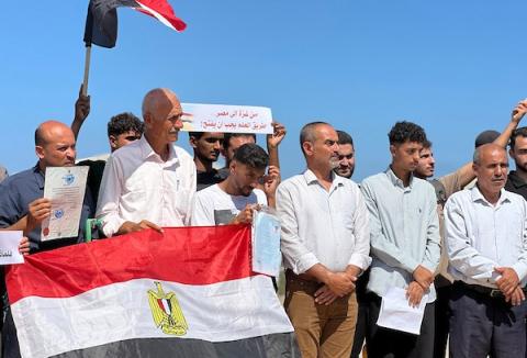 شارك طلاب فلسطينيون عالقون في قطاع غزة في احتجاج بمنطقة المواصي في خان يونس، جنوب قطاع غزة، في 10 سبتمبر/أيلول 2026. (صورة: طارق محمد)