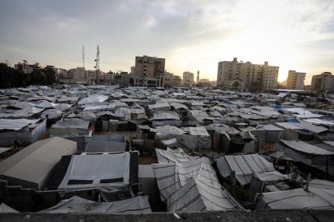 في الأول من أكتوبر/تشرين الأول 2026، اكتظت الخيام التي تؤوي نازحين فلسطينيين بين المباني المدمرة في وسط مدينة غزة، بينما تستعد العائلات لفصل الشتاء وسط ظروف إنسانية صعبة.(صورة: بلال أسامة)