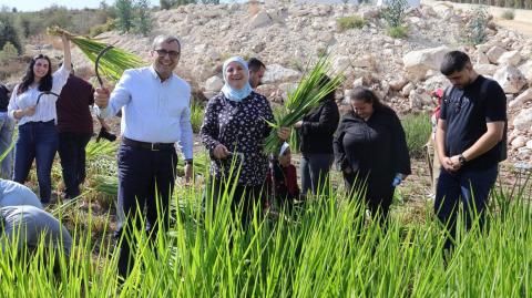 حصاد المرحلة الأولى من مشروع زراعي وبيئي في بلدة صفا