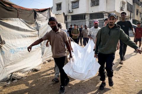 في 24 أكتوبر/تشرين الأول 2026، نقل مسعفون فلسطينيون جرحى وجثمان شهيد فلسطيني قُتل في غارة جوية إسرائيلية استهدفت مجموعة من الأشخاص في حي الرمال بمدينة غزة إلى مستشفى الشفاء. صورة: أحمد الشوا