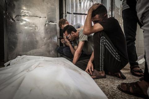 مسعفون ينقلون جثماني فلسطينيين استشهدا وجرحى إثر غارة إسرائيلية استهدفت مركبة مدنية في مخيم المغازي وسط قطاع غزة، إلى مستشفى شهداء الأقصى بدير البلح، 29 أكتوبر 2026. (تصوير: معز صالحي)