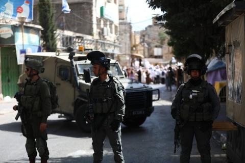 يقيّد الجنود الإسرائيليون حركة الفلسطينيين ويتخذون إجراءات أمنية خلال جولة قام بها مستوطنون في البلدة القديمة بالخليل في 3 أكتوبر/تشرين الأول 2026. تصوير: مأمون وزواز